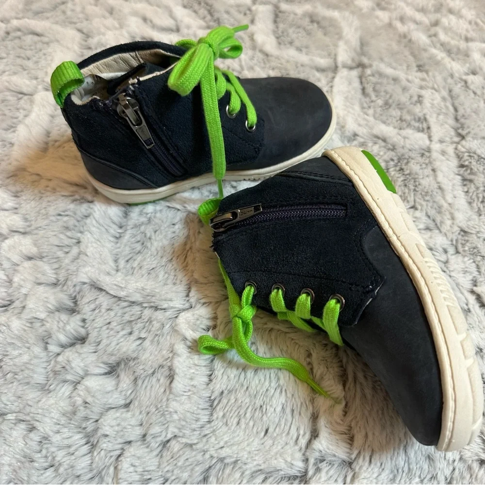 Clarks Boys Suede Boots side zip size 6 toddler